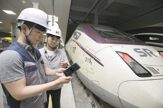 KT 네트워크 담당 직원이 서울 SRT 수서역에서 5G 인빌딩 서비스 구축 현장을 점검하고 있다.. KT 제공